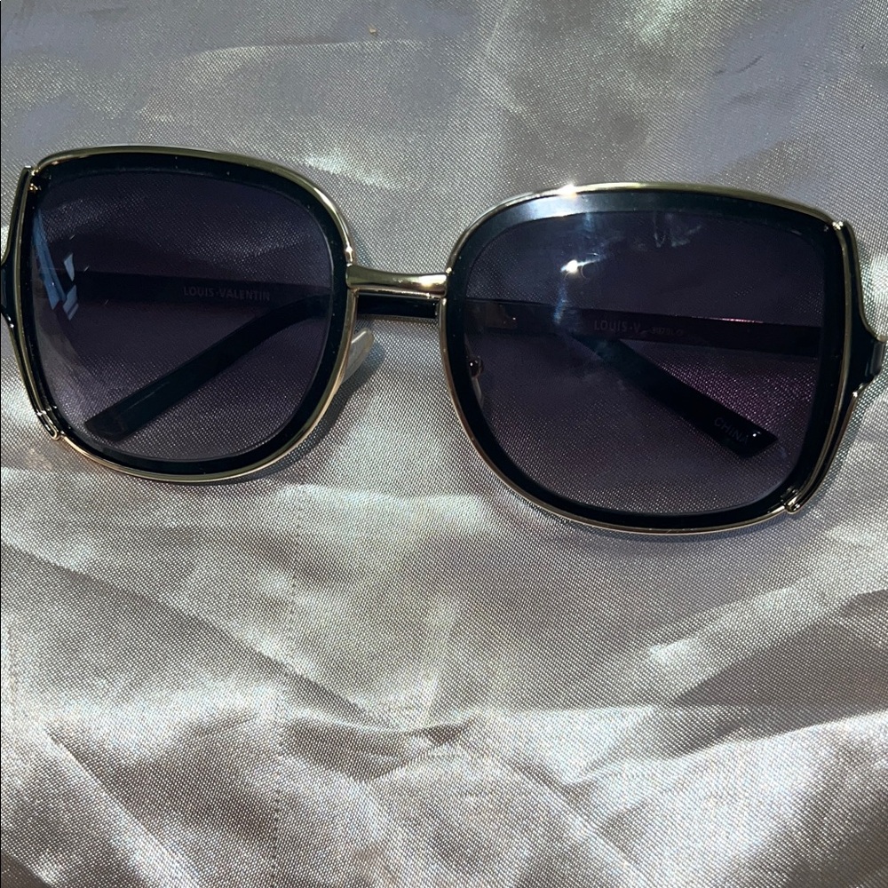 Stylish Black and Silver Sunglasses